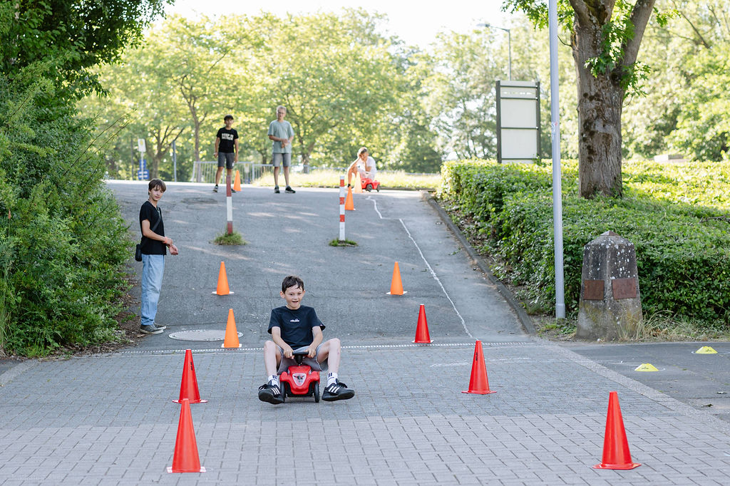 Bobbycar-Parcours auf der Schulkirmes